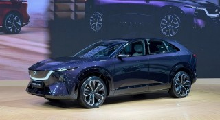Cận cảnh Mazda CX-6e được trưng bày tại Thái Lan: SUV điện với tầm vận hành 484 km/sạc, thiết kế bóng bẩy